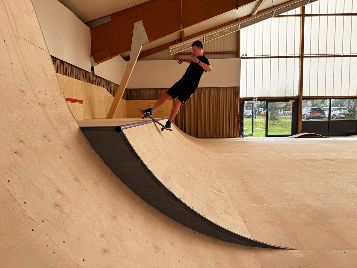 Skater fährt die Miniramp an