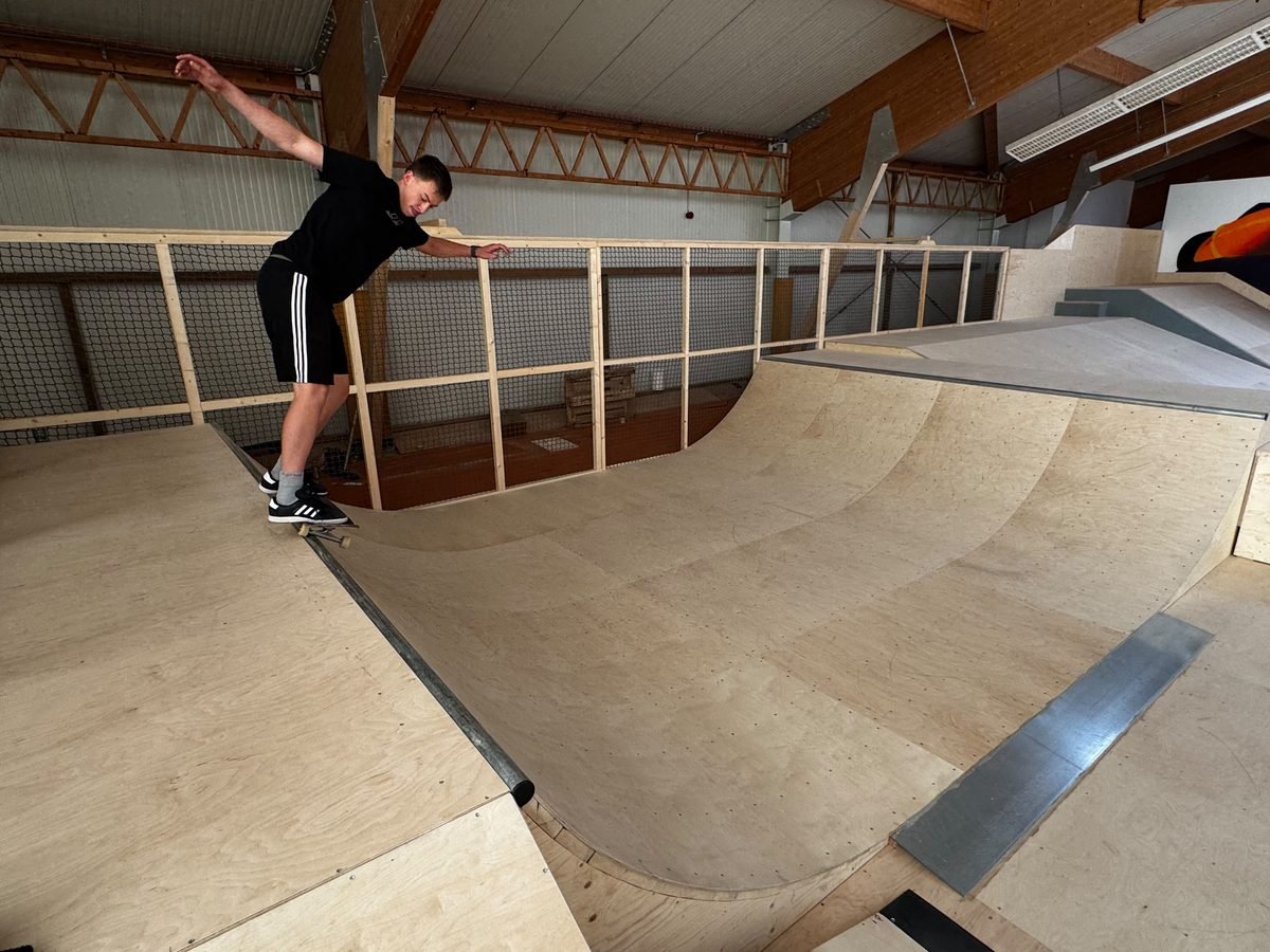 Skater in der Transition einer Quarter Pipe aus Birkenholz