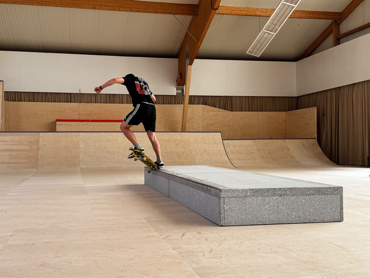 Blick über die Halle mit Granit-Ledge, Bank und Quarter Pipes