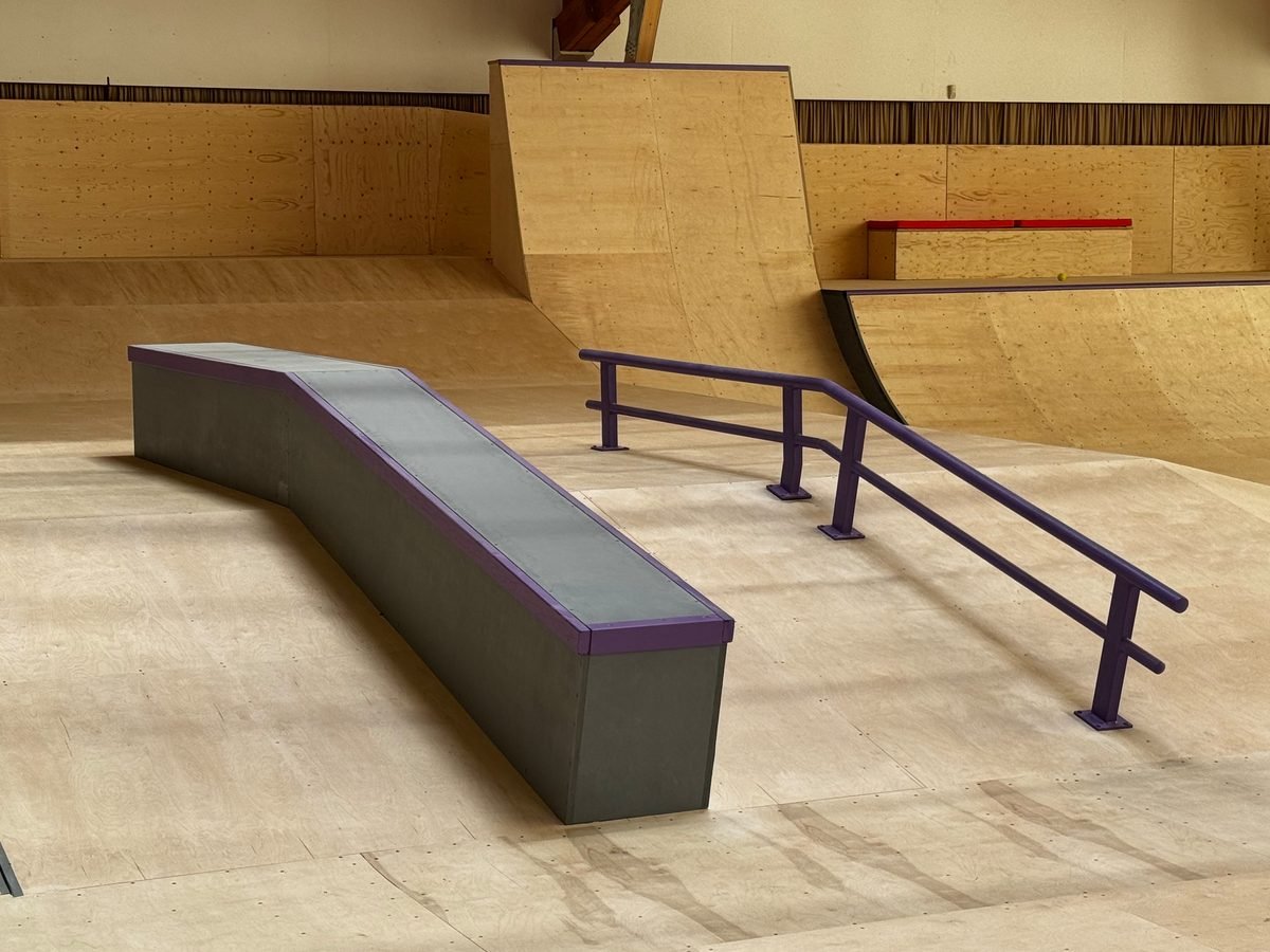 Geschwungene Ledge und Rail auf der Skatefläche
