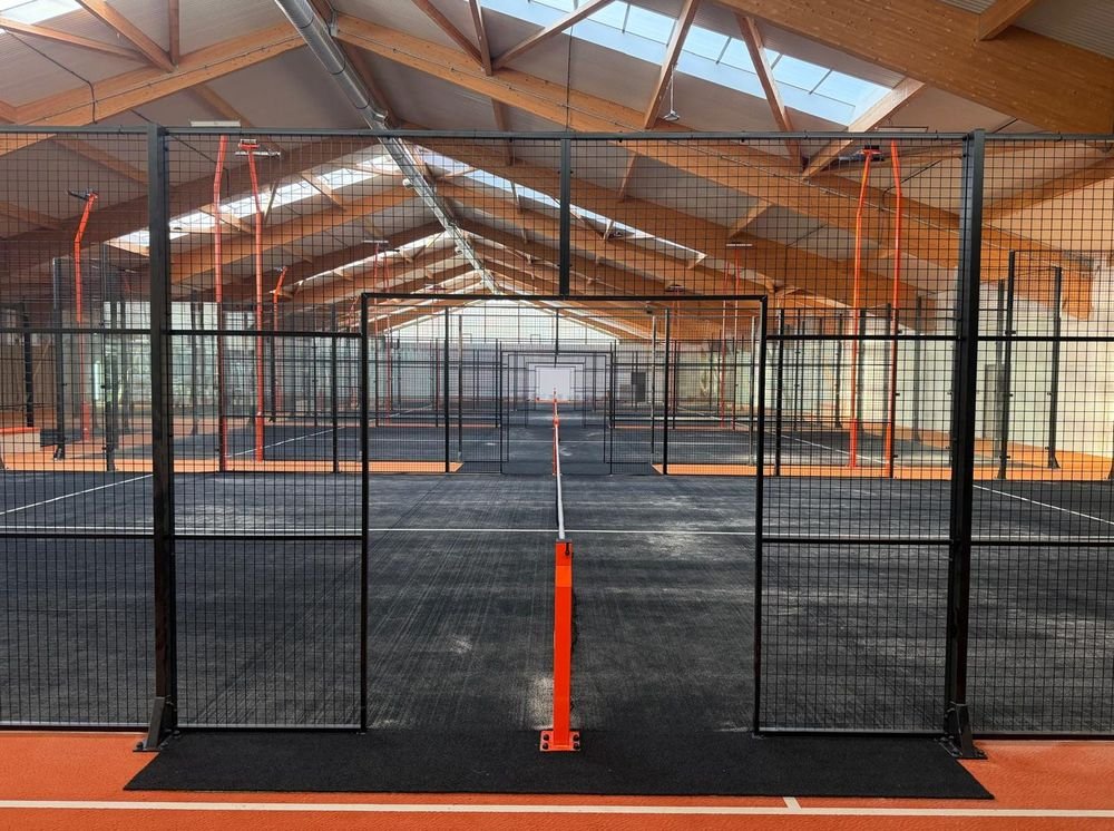 Indoor-Padelplätze des Sportparks unter dem Holzdach